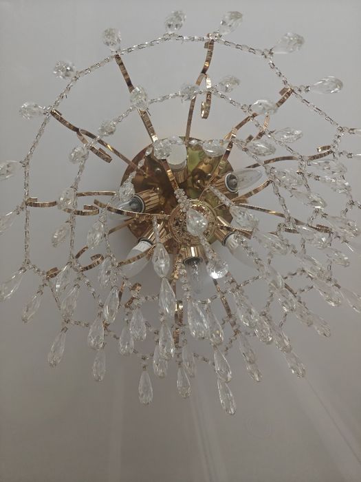 Продам хрустальную люстру