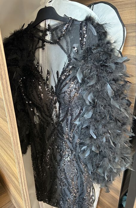 Бална рокля-черна с пера