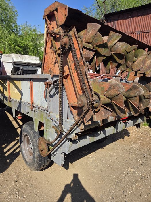 Remorca de împrăștiat gunoiul  Krone