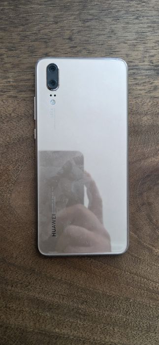 Продавам Huawei P20