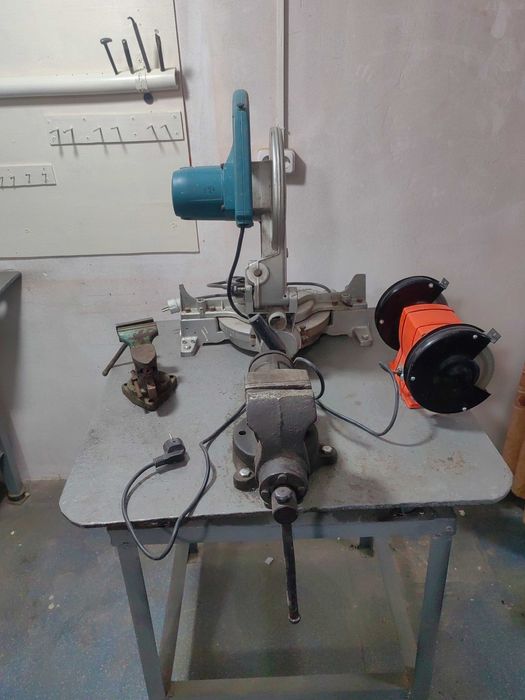 стол для использование 4 инструмента