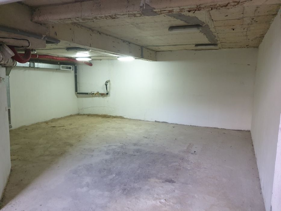 Продава се под земен паркинг