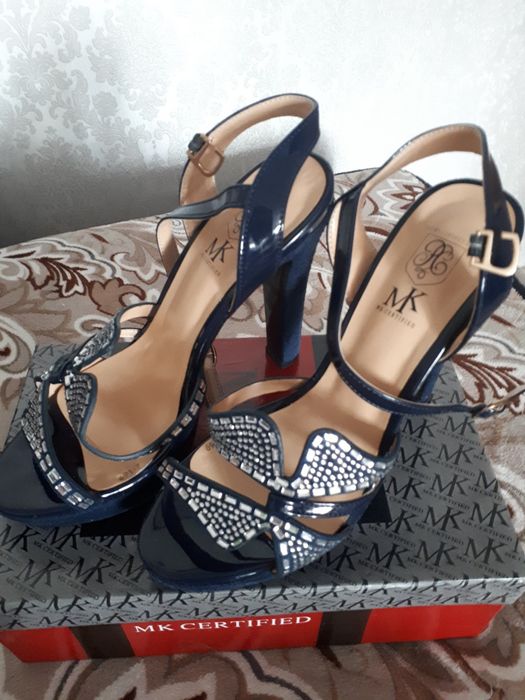 Продам босоножки новые