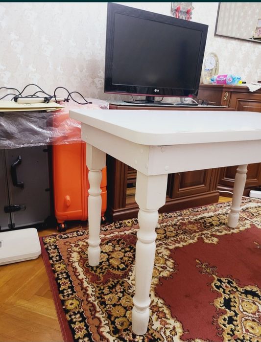Продам стол белый