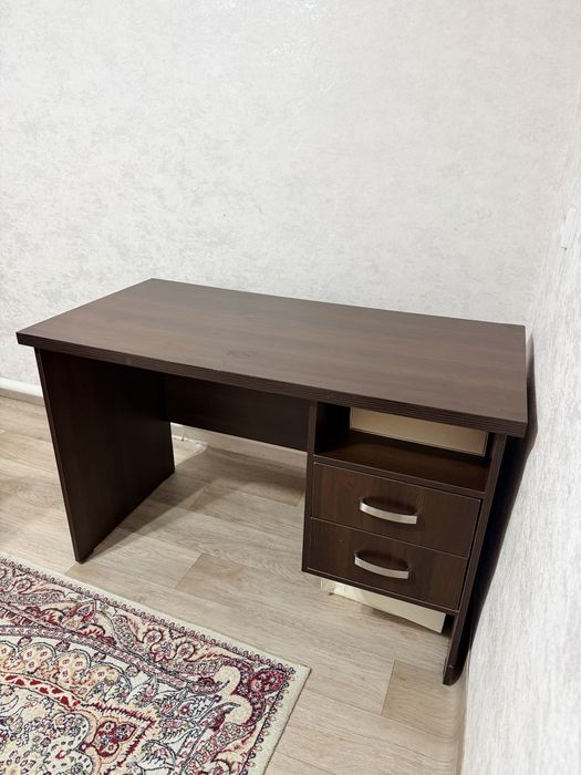 Стол письменный.