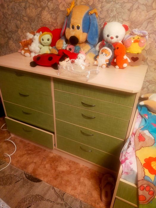 Детская кровать, комод, стол