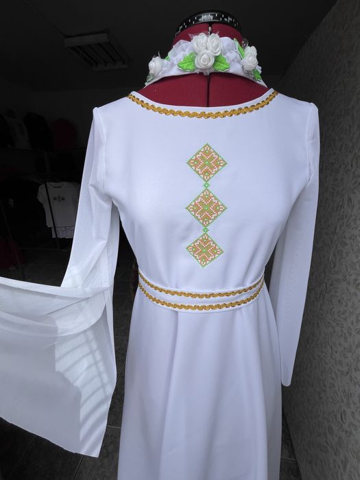 Бяла рокля с шевица