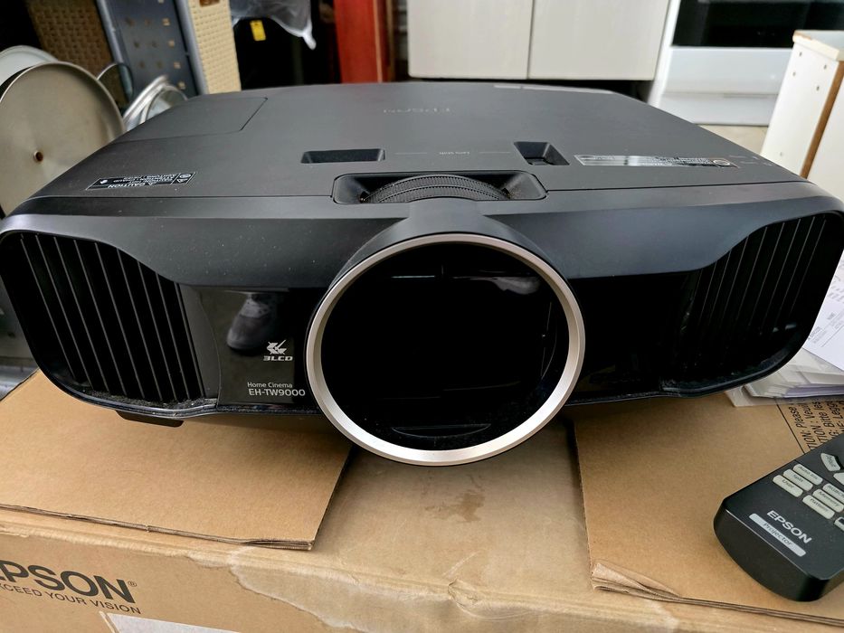 Vând Epson EH-TW9000 – Home Cinema Premium | Stare Impecabilă | 3D | Lampă Rezervă