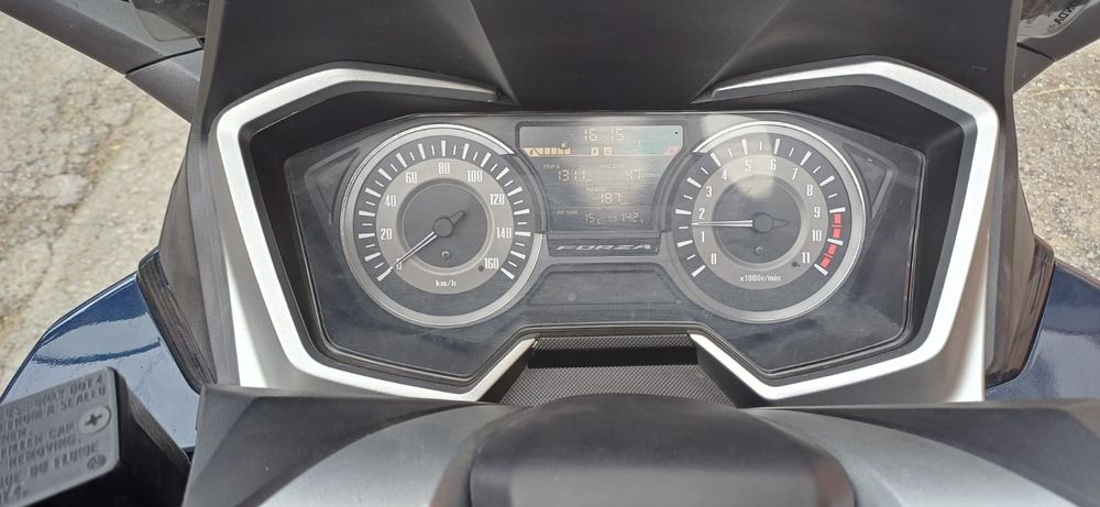 Продавам Honda Forza 300