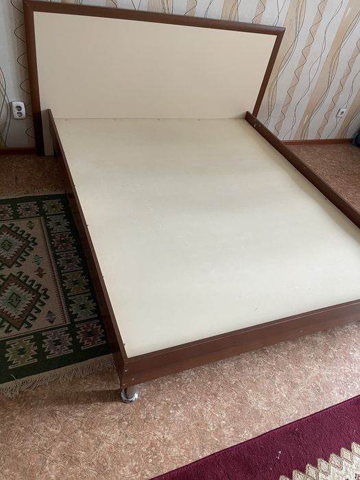Кровать двуспальная с матрасом