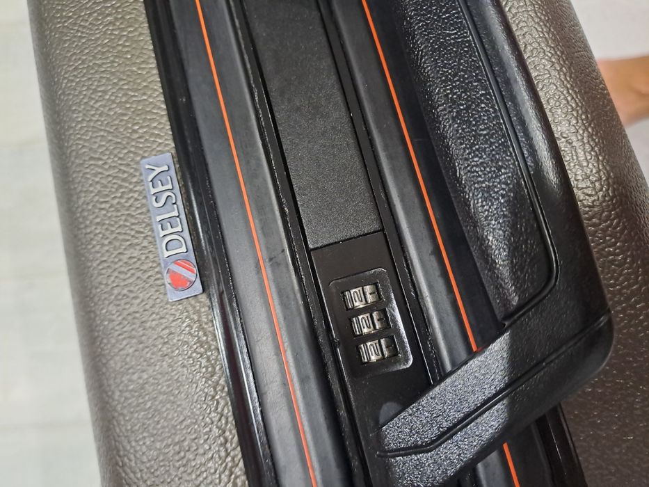 Френски твърд куфар DELSEY с колела и шифър