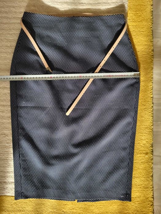 Fusta dreapta, mulata, bleumarin cu picațele albe, marimea 36.