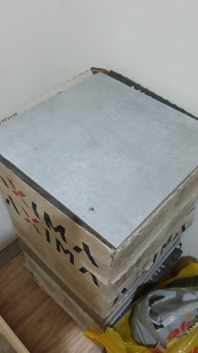 Плитка напольная, 327/327/8 продам.