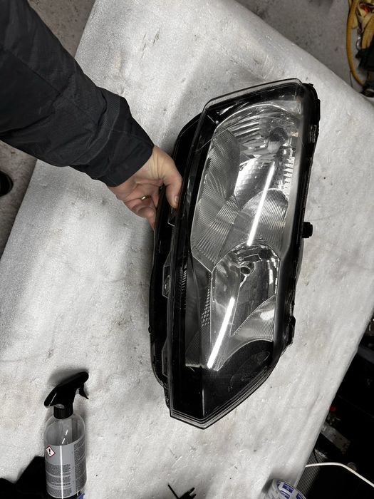 Far dreapta skoda rapid.