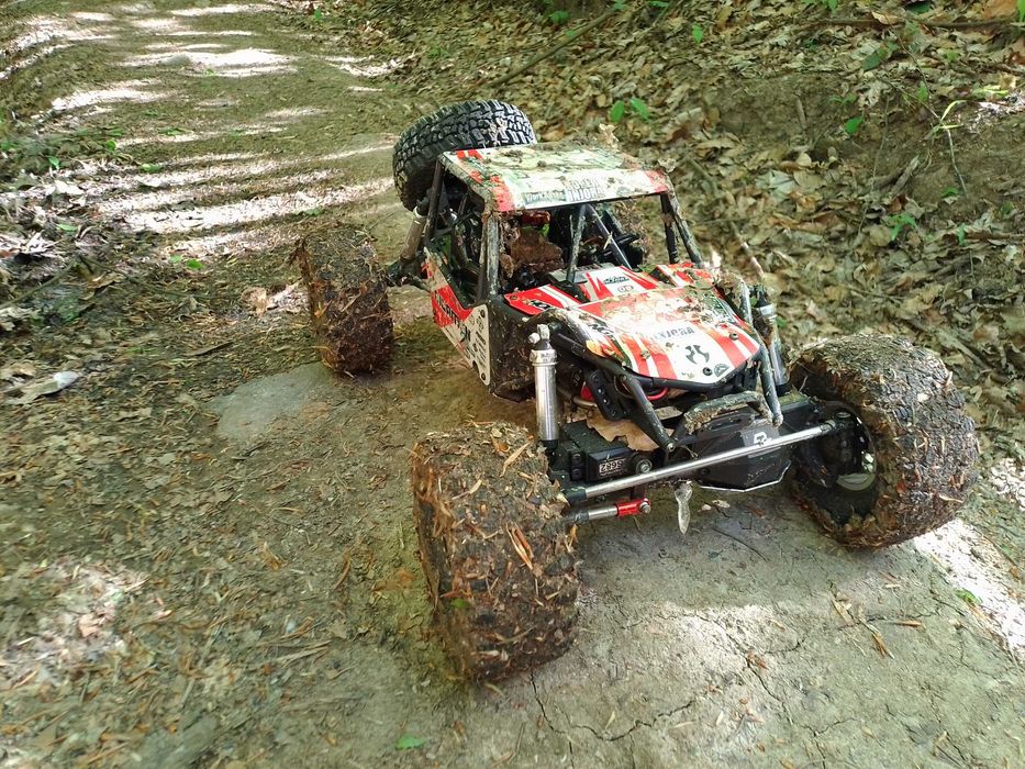 De vînzare RC traxxas UDR 1:7 și AXIAL GILAMON scala 1:8