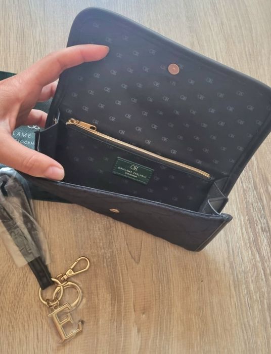 Черна раница и портмоне