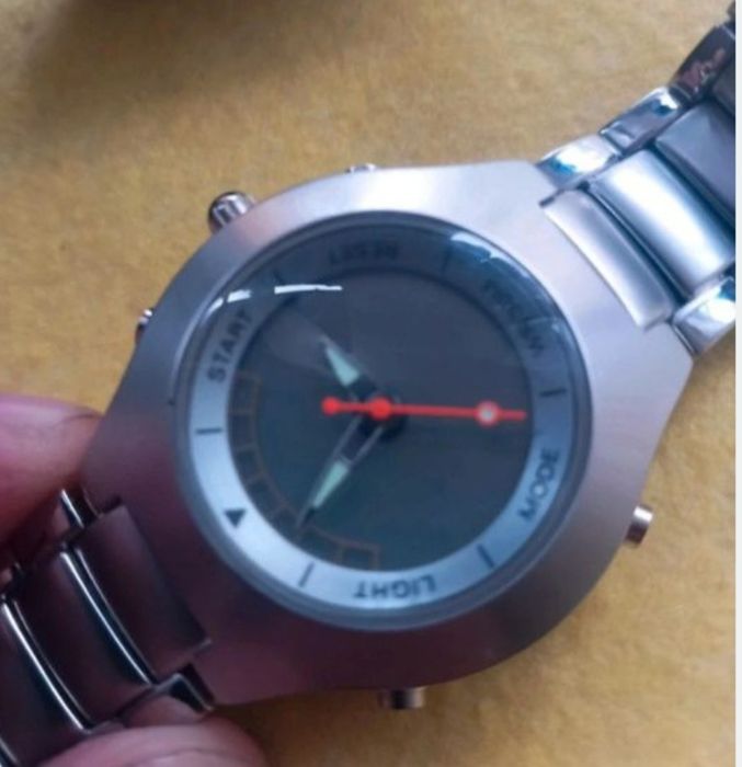 Ceas barbat NOU , cutie , necesita servisare baterii , ofer eu bateril