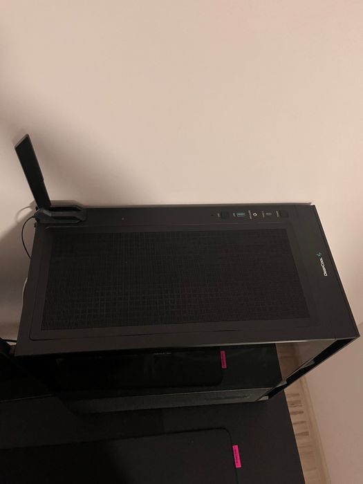 Продавам цялостен High-End 4K Setup (Ryzen 7 9800X3D / RTX 5070 Ti) + 4K Монитор, Logitech слушалки и Razer периферия – Като нови!
