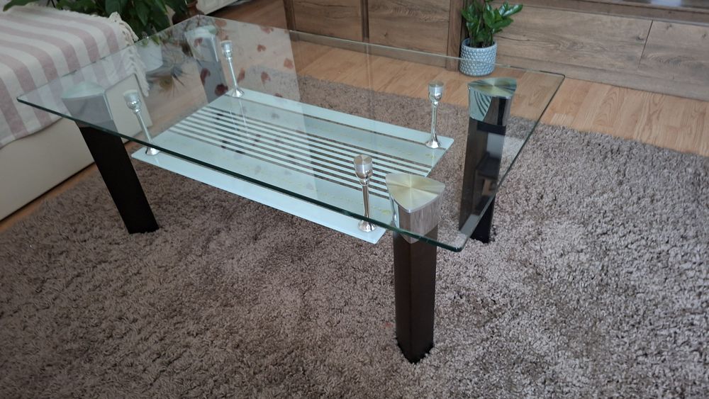 Vînd măsuță de cafea din sticlă  cu  dimensiunile de 110x60 cm