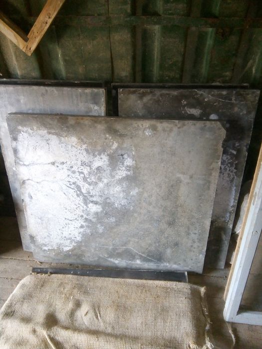 Vând plăci de granit negru românesc