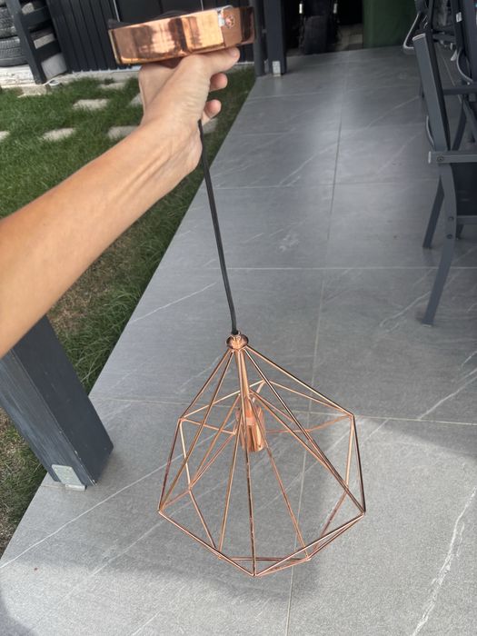 Lustră aurie forma diamant