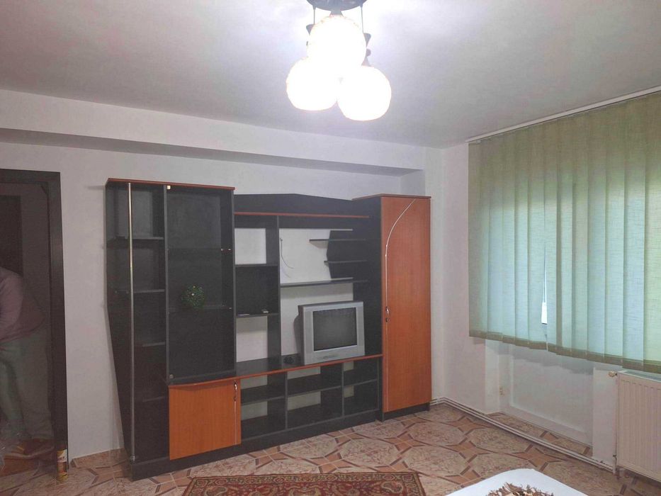 Garsonieră decomandată de închiriat Târgoviște, str. Ciprian Porumbescu, etaj 1
