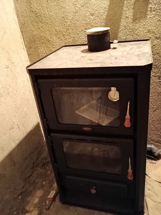 Камина,за отопление и за готвене с фурна и термометър