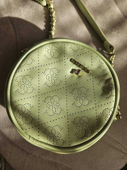 Малка кръгла чантичка Guess