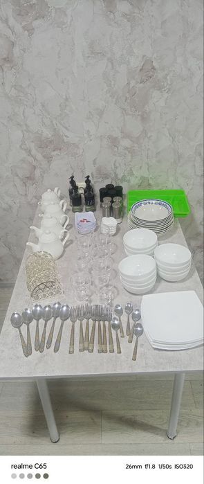 Продаётся столы,посуды, подносы,мойка,стулья( новые)