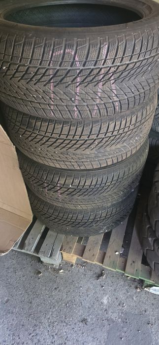 245/45/18 Goodyear зимни