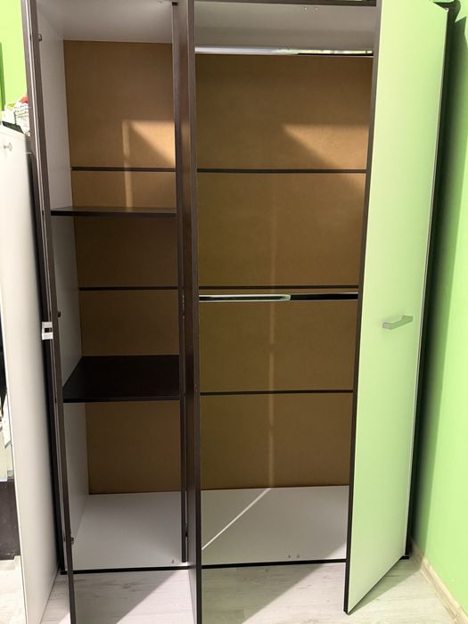 Трикрилен гардероб