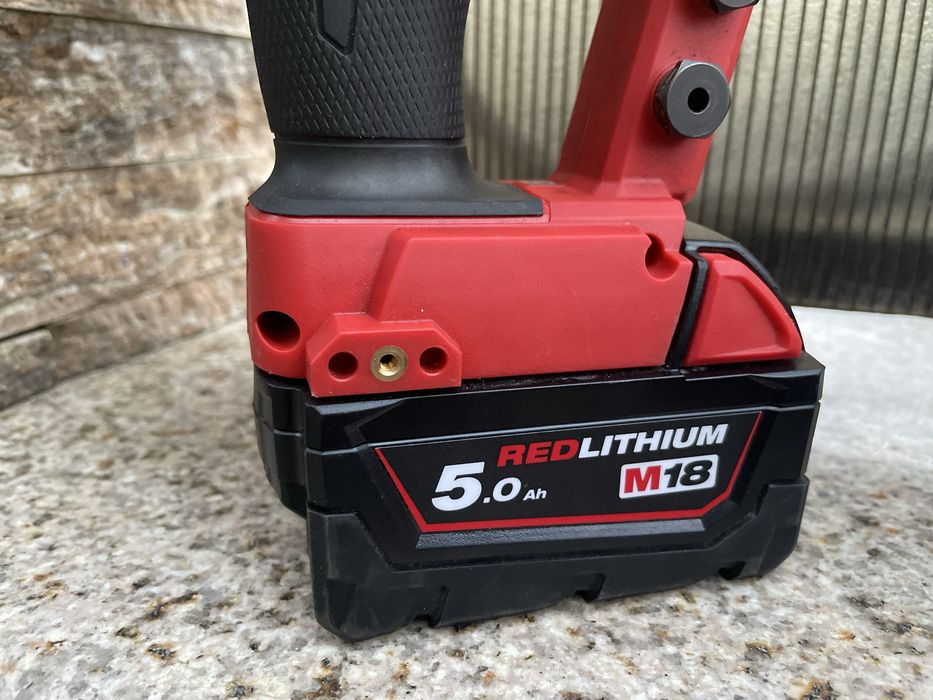 Pistol de tras popnituri milwaukee m18