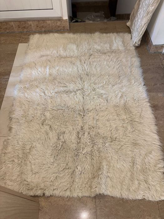 Бял пухкав килим от естествена овча кожа – отлично запазен.