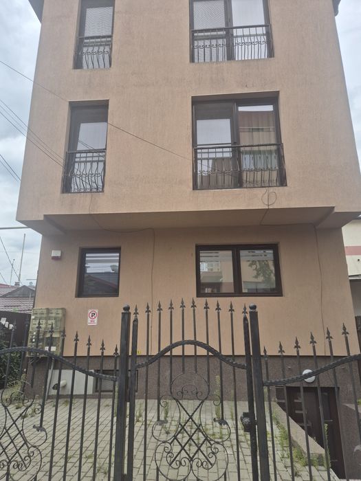Închiriez spatiu comercial