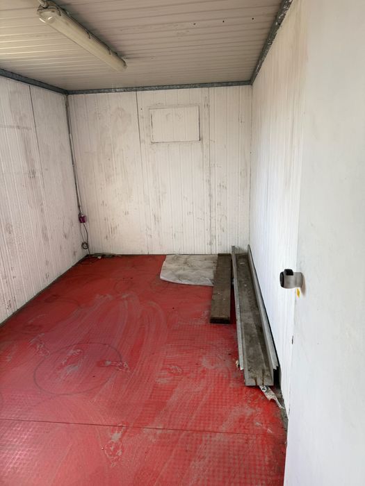 Container de 10mx 2,40 cu baie încălzire și electricitate