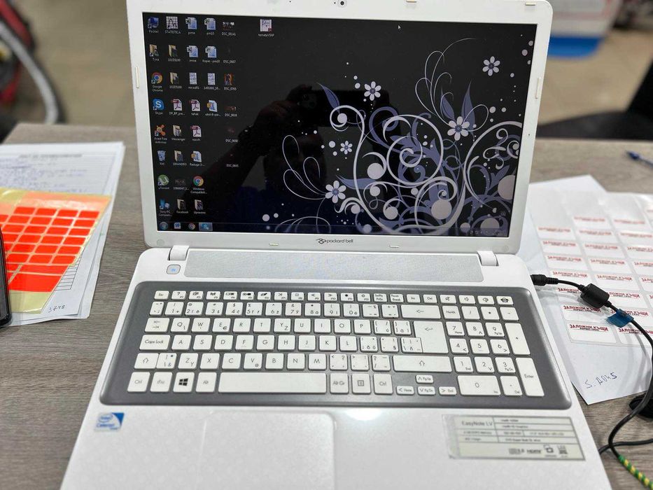 Продавам лаптоп Packard Bell EasyNote LV