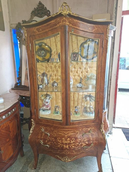 Барокова френска витрина