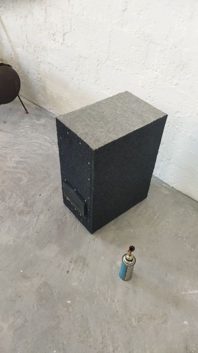 Саббуфер со встроенным усилителем.