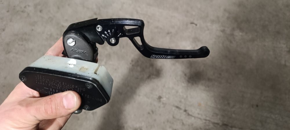 Продавам Kawasaki Z1000 2010 на части.