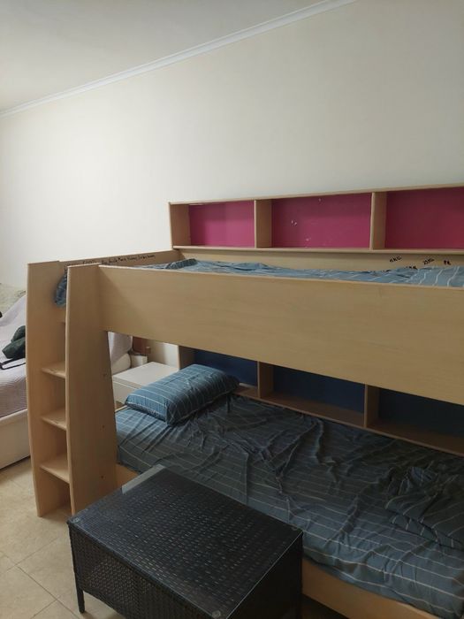 Продавам двуетажно легло с матраци