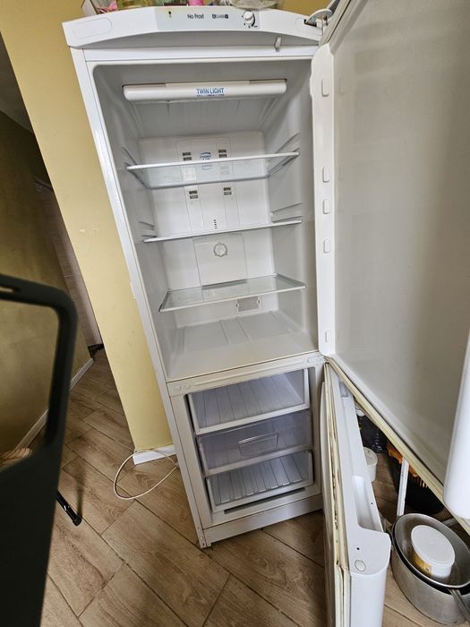 Продам холодильник Indesit на запчасти