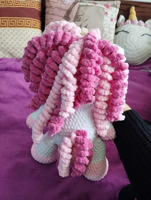 Ръчно направен плетен плюшен еднорог