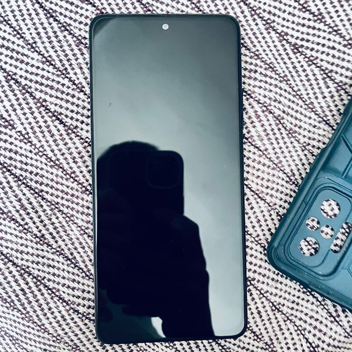 Обмениваются два телефона redmi note 10 Pro айфон 4s