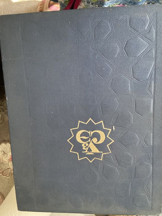 Книги разные  научные и художественные