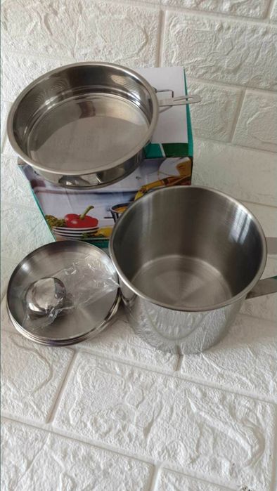 Recipient cu filtru pentru separarea uleiului prăjit
