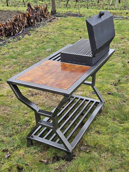 Метално барбекю с плот