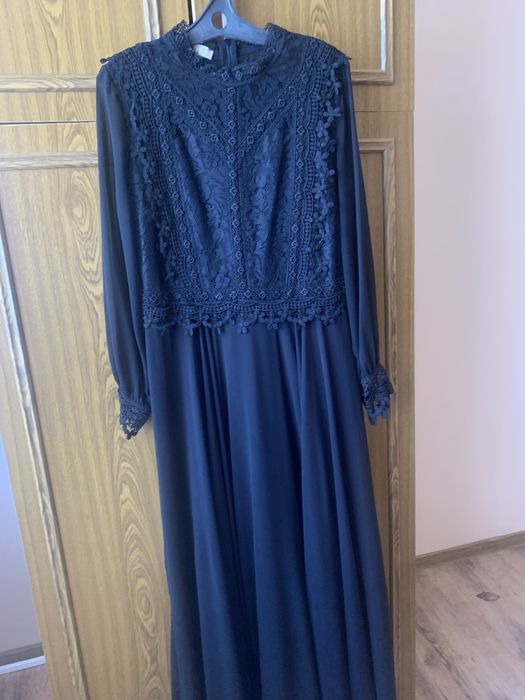 Платье кружевное.