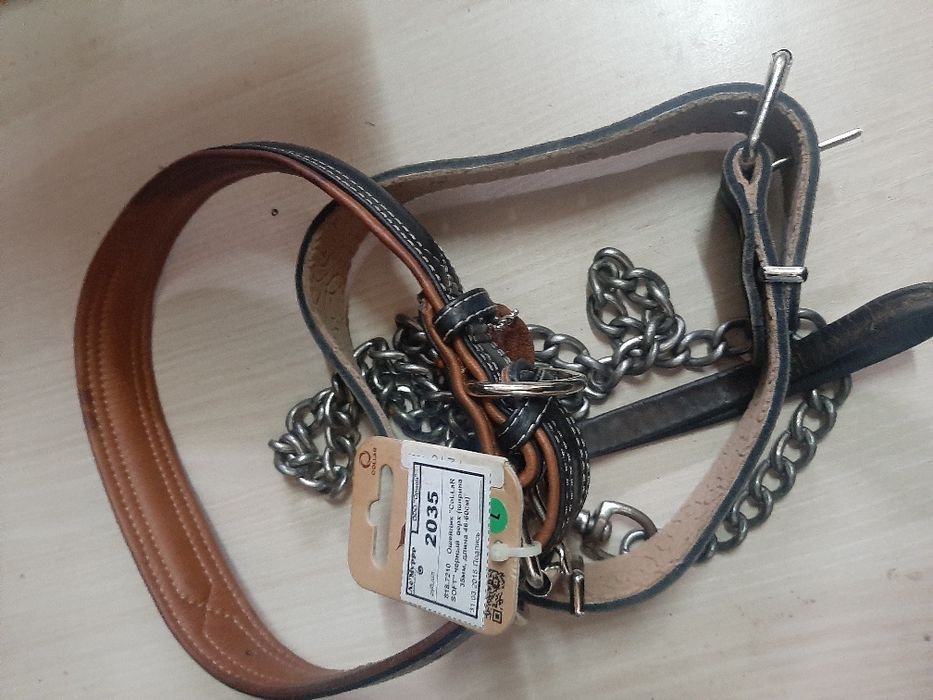 Кожени каишки и метален повод за куче.