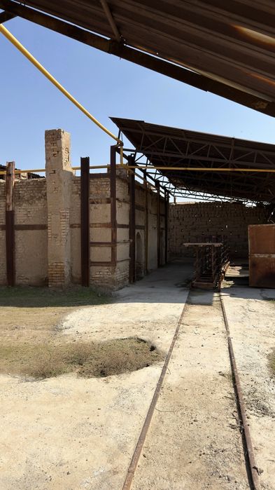 Гишт заводи ва офис под расшивка гишт заводи сотилади, нархи келишилад