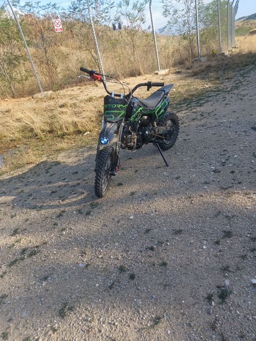 Cross 125 cc merge foarte bine este automat mai multe detali in privat fac si schimb cu ceva electric